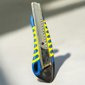 كتر بلاستيك 2 لون بالسلاح ROCKY